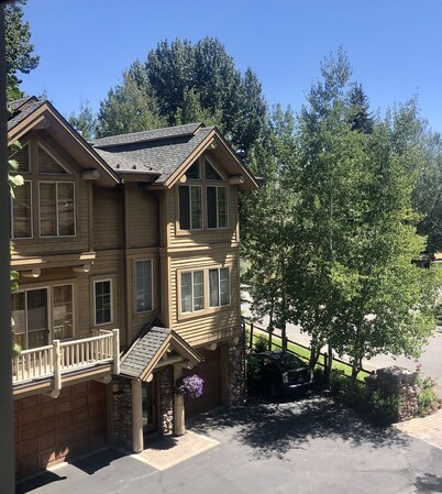 Lovely townhome: Ski to Lift, Walk to Town, Private Hot tub, Sleeps 8!