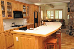 Fridge, microwave, oven, stovetop - Lovely townhome: Ski to Lift, Walk to Town, Private Hot tub, Sleeps 8! (Ketchum)