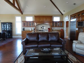 Een smart-tv, een open haard, een dvd-speler en boeken