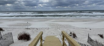 GULF FRONT - Private Pool, Boardwalk, & Elevator, Decks Galore, Pets Welcome