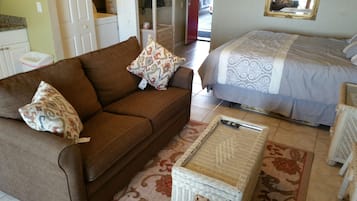Tabla de planchar con plancha, wifi y ropa de cama