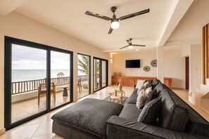 TV connectée, lecteur de DVD, livres, chaîne hi-fi