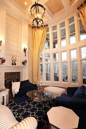 Smart TV, chimenea, reproductor de DVD y tenis de mesa 