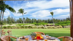 Una mesa al aire libre con vista a un campo de golf.