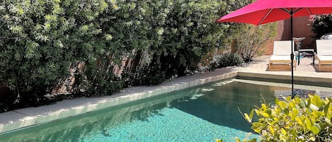 Utomhuspool och uppvärmd pool