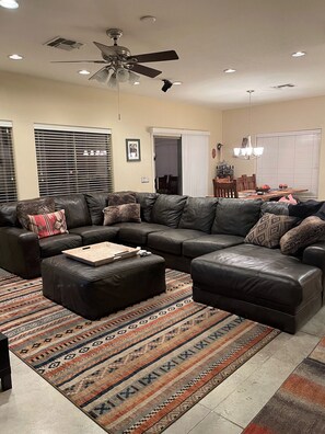 Een smart-tv, een computerscherm en een printer