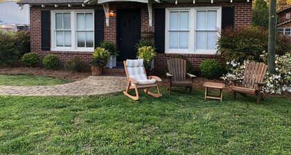 Bungalow sijaitsee keskustassa Tryon, N. C.