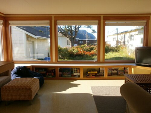 Charming Renovated 1922 Bungalow in Heart of Yachats Village