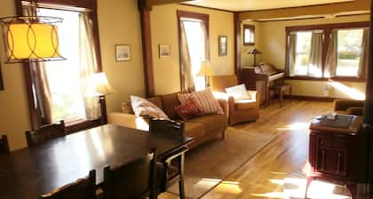 Charming Renovated 1922 Bungalow in Heart of Yachats Village