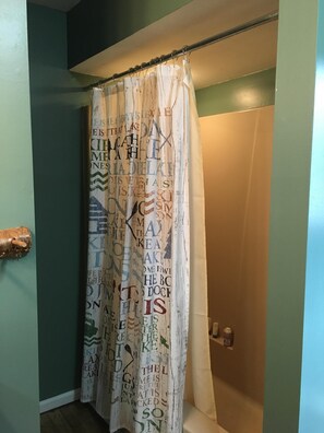 Een haardroger, handdoeken, zeep, toiletpapier