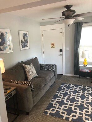 Smart-TV, peis og bøker