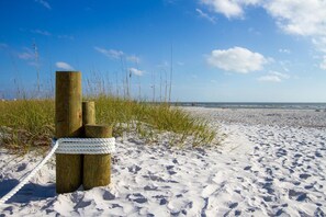 Beach nearby, sun loungers, beach towels - Newly Renovated🌴Coral Reef Villa - Steps away from beach/ private heated pool🌞 (Fort Myers Beach)