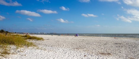 Vlak bij het strand, ligstoelen, strandlakens
