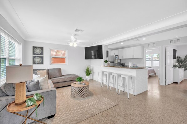 Smart TV - Newly Renovated🌴Coral Reef Villa - Steps away from beach/ private heated pool🌞 (Fort Myers Beach)