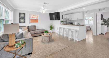 Newly Renovated🌴Coral Reef Villa - Steps away from beach/ private heated pool🌞