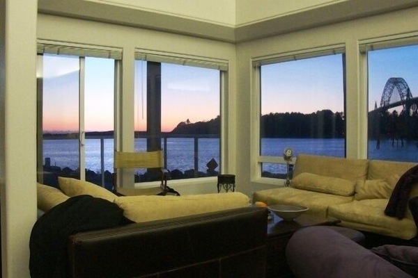 Een televisie, een open haard, een dvd-speler en tafelvoetbal