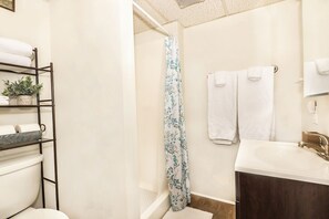 Een douche, een haardroger, handdoeken, zeep