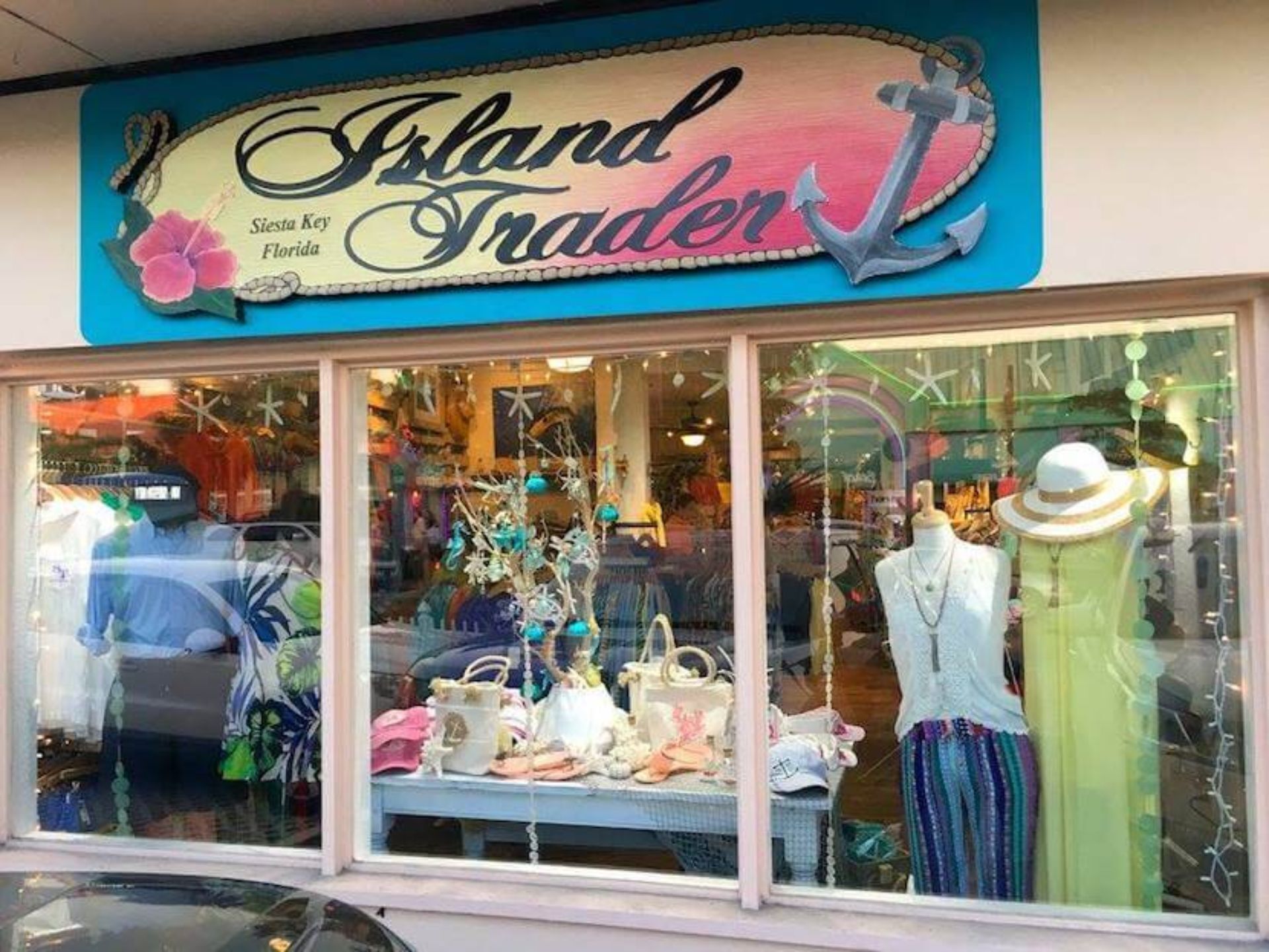 Ein Schaufenster mit einem Schild, auf dem 'Island Trader Siesta Key Florida' steht.