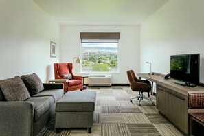 Ropa de cama de alta calidad, camas con pillow-top y escritorio 