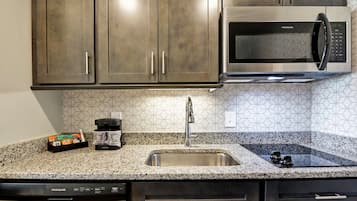 Full-sized fridge, microwave, stovetop, dishwasher