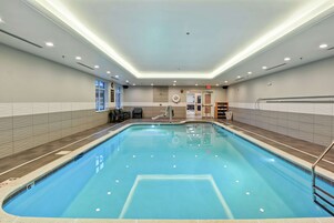 Una piscina cubierta