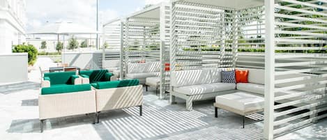Utomhuspool, gratis cabanor och parasoller
