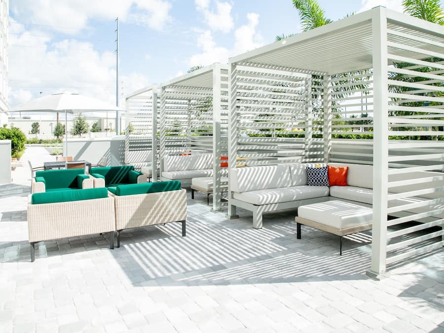 Piscine extérieure, cabanons gratuits, parasols de plage