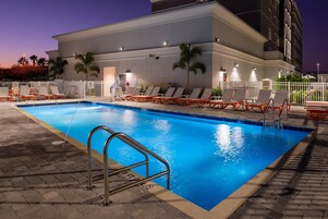 Una piscina al aire libre, cabañas de piscina gratuitas, sombrillas