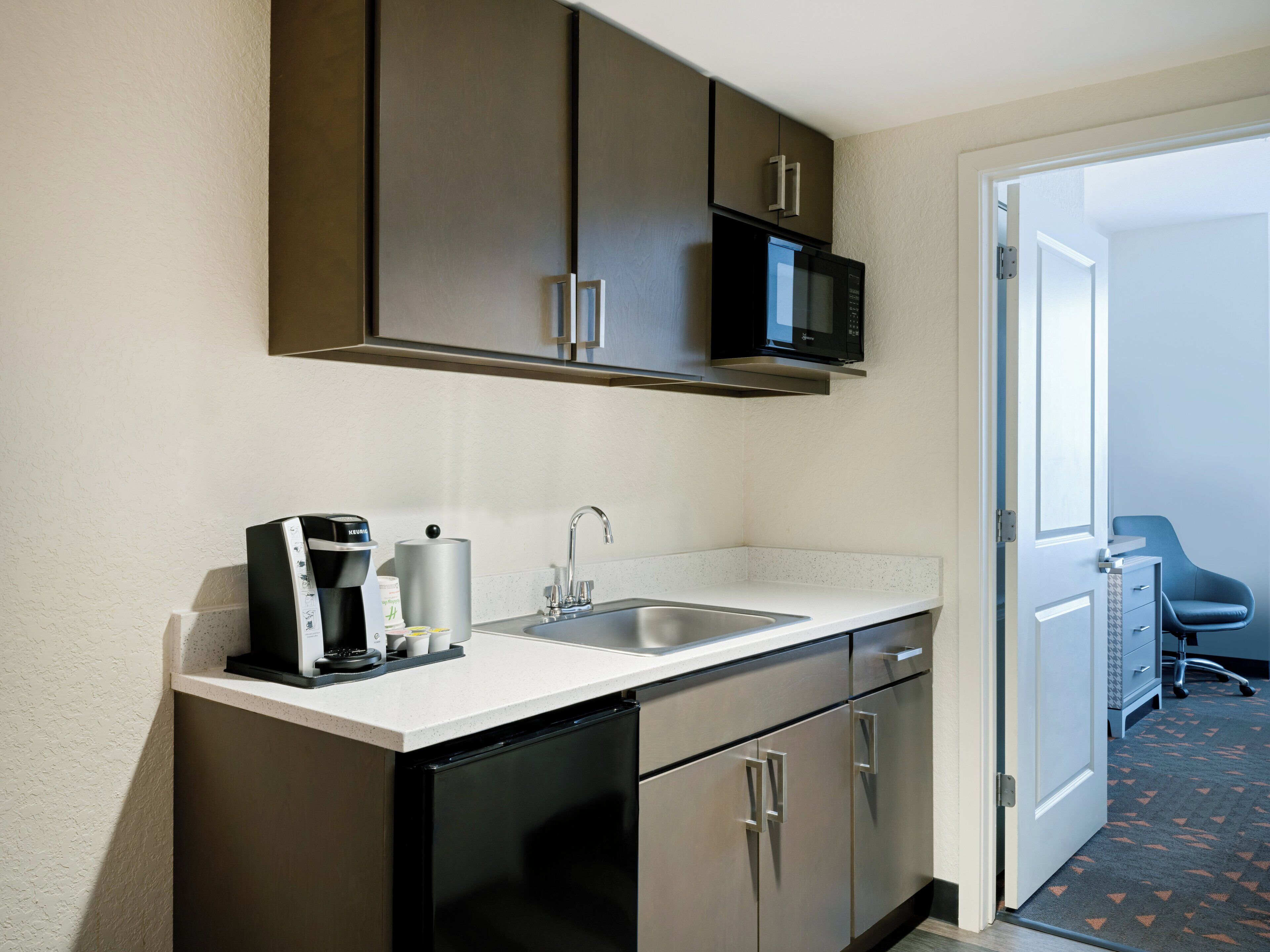 1 bedroom, hypo-allergenic bedding, desk, blackout curtains