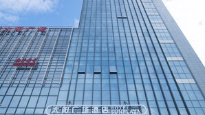 Een modern hotel met een glazen gevel, een opvallende ingang en borden die aangeven dat het deel uitmaakt van het Tai Ping Plaza Sun Plaza complex.