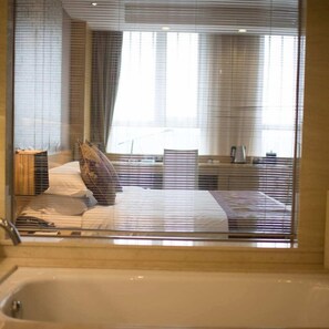 Minibar, värdeförvaringsskåp på rummet och skrivbord