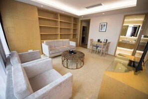 Minibar, caja de seguridad en la habitación y escritorio 