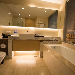 Bồn tắm và buồng tắm vòi sen riêng, đồ dùng nhà tắm miễn phí 