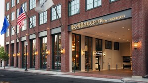 Un bâtiment en briques doté de grandes fenêtres et d’une enseigne indiquant « Residence Inn by Marriott ».