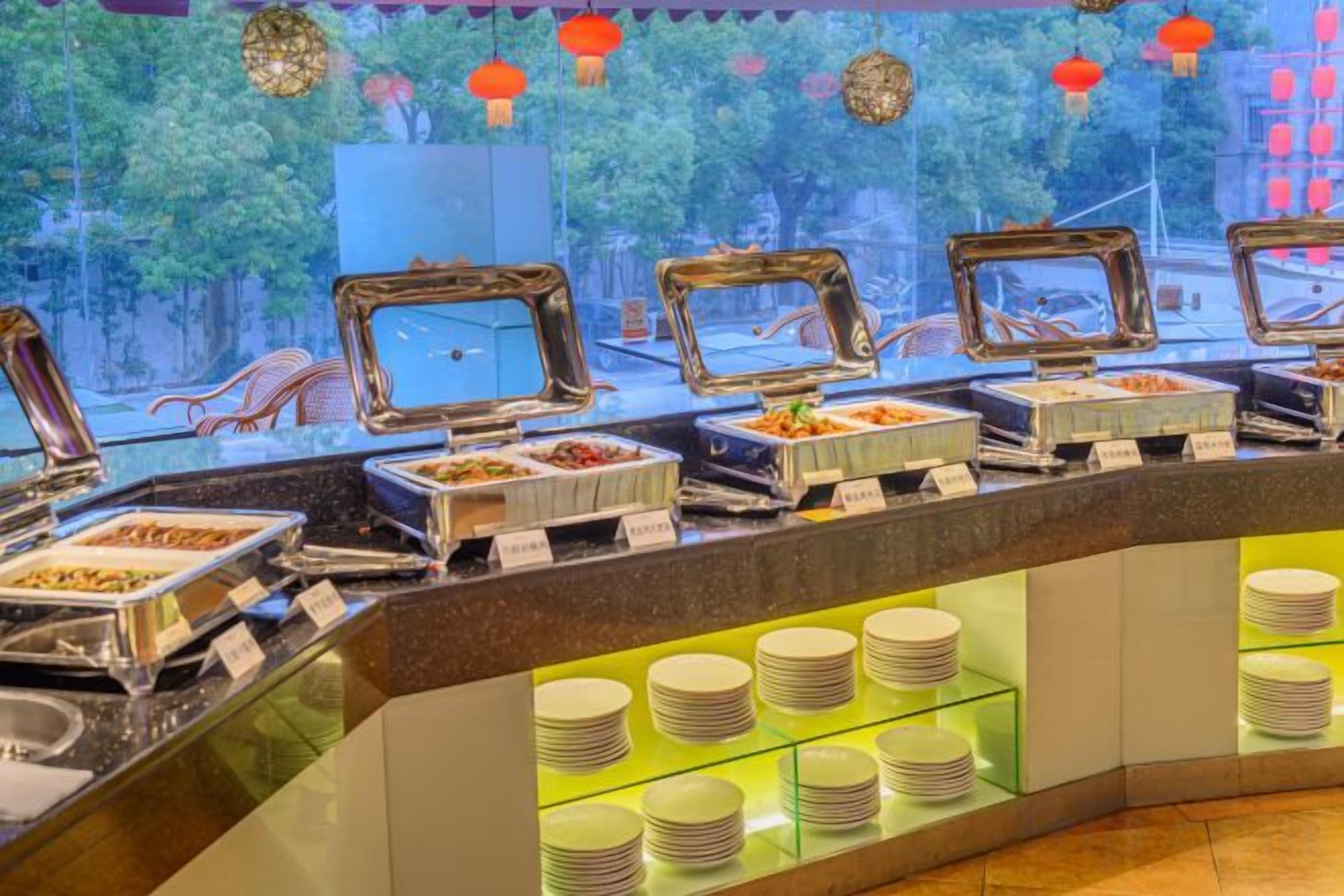 Ein reichhaltiges Buffet mit verschiedenen Speiseausgaben und einer großen Auswahl an Gerichten.