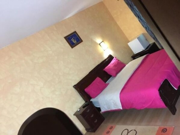 Rum - 1 queensize-säng - icke-rökare | Minibar, mörkläggningsgardiner, gratis wi-fi och sängkläder