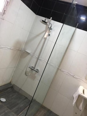 Habitació, 1 llit de matrimoni, no fumadors | Bany | Dutxa, articles de tocador gratuïts i assecador de cabells