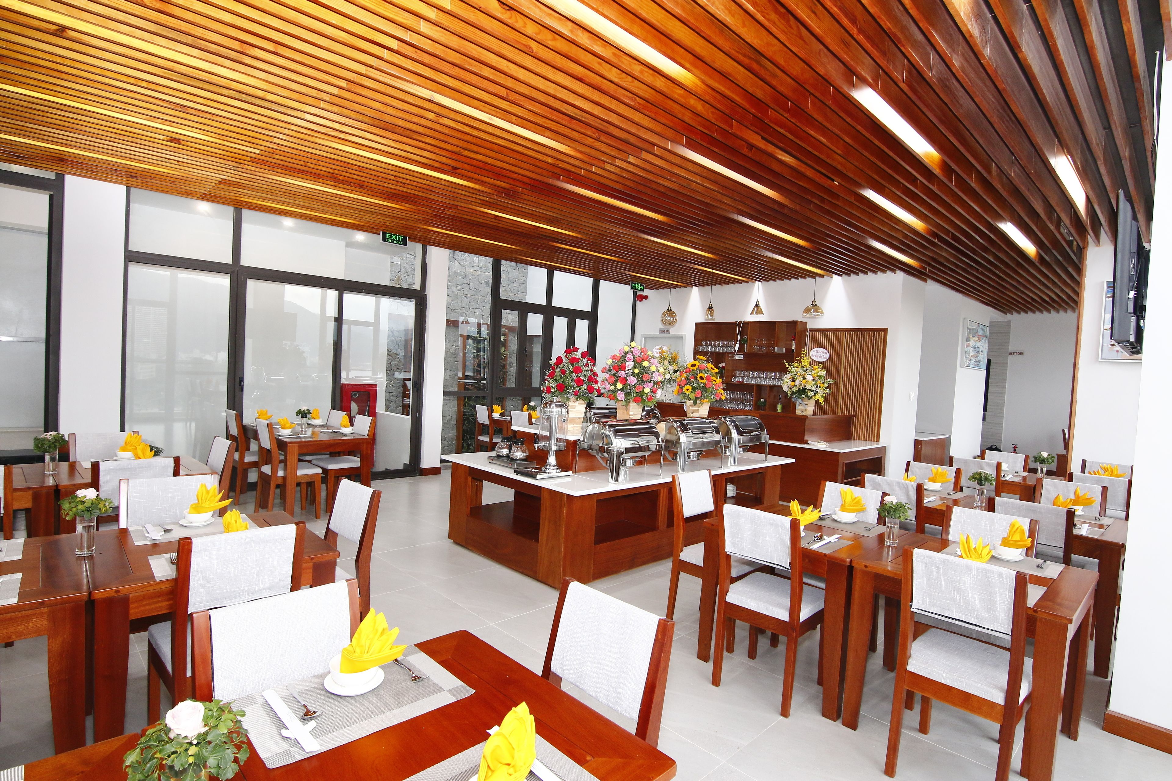 breakfast, lunch, dinner served; local and international cuisine