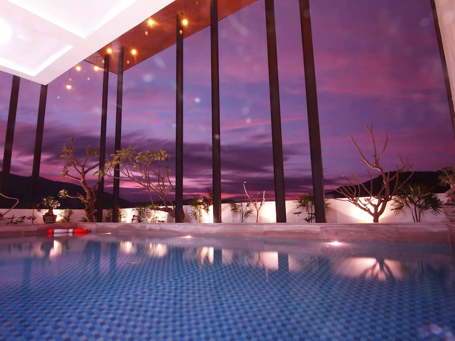 Una piscina cubierta