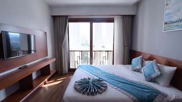 Superior Double Room | Minibar, in-room safe, desk, blackout drapes