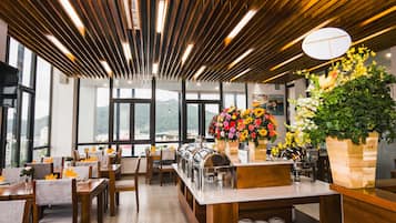 Phục vụ bữa sáng, bữa trưa, bữa tối, món địa phương và quốc tế