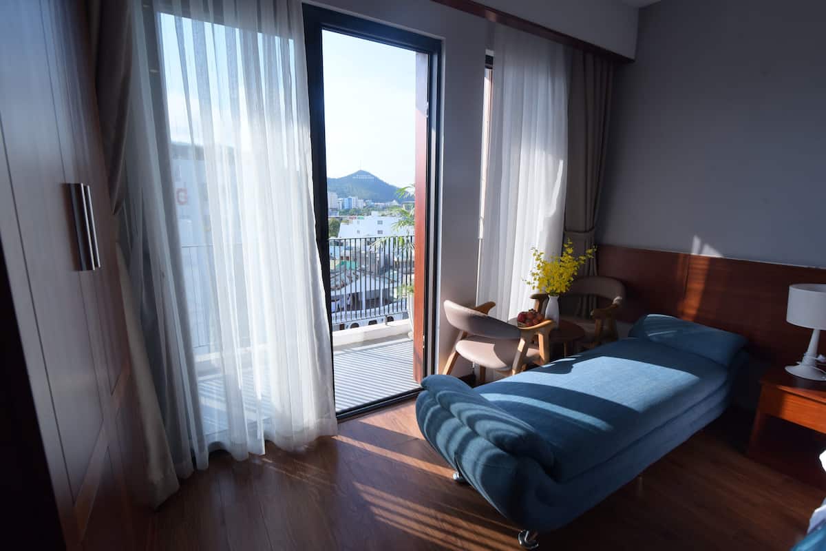 deluxe double room | minibar, in-room safe, desk, blackout curtains