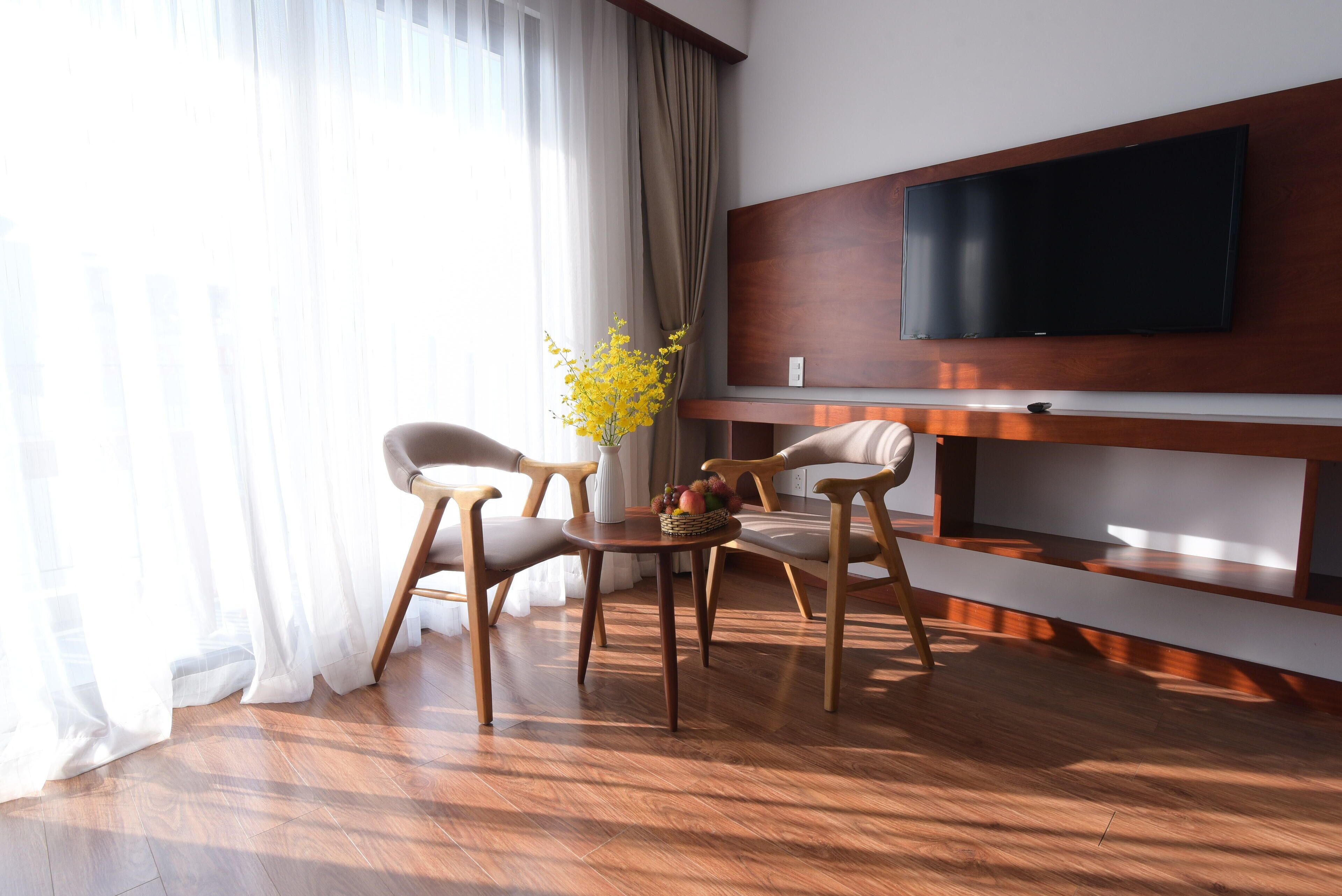 deluxe double room | minibar, in-room safe, desk, blackout curtains