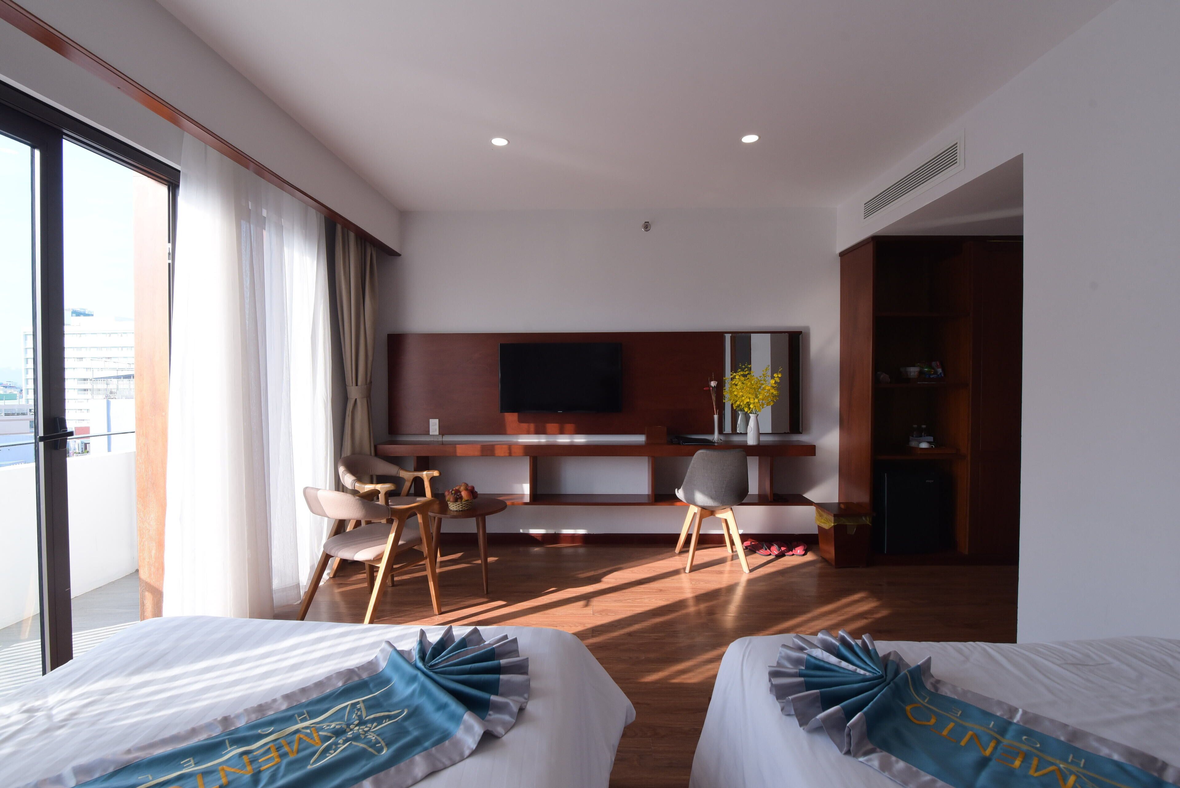 deluxe twin room | minibar, in-room safe, desk, blackout curtains