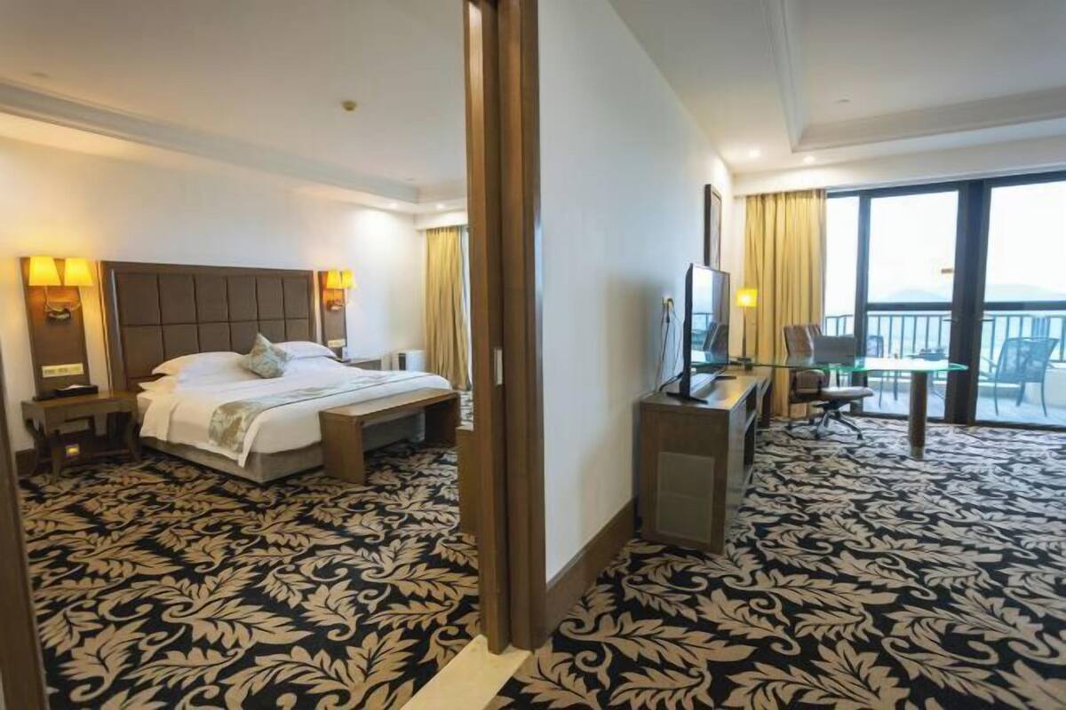Minibar, in-room safe, desk, blackout curtains