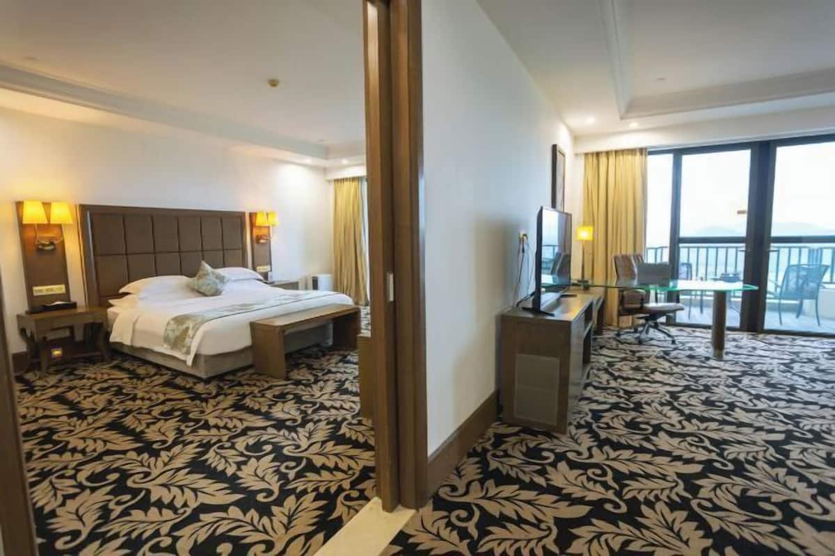 Een minibar, een kluis op de kamer, een bureau, verduisterende gordijnen