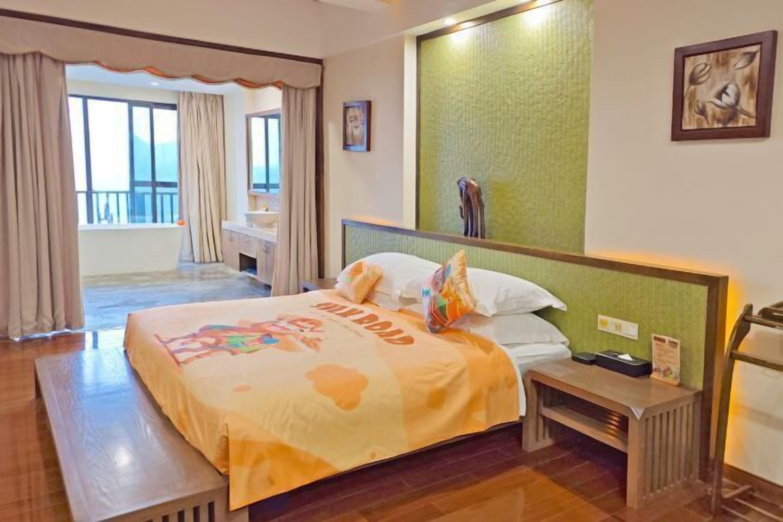 Minibar, Zimmersafe, Schreibtisch, Verdunkelungsvorhänge