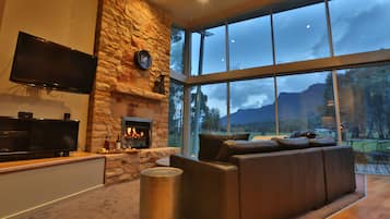 Luxury Chalet, 1 King Bed, Mountain View | Living area