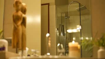 Luxury Chalet, 1 King Bed, Mountain View | Bathroom | Jetted bath, hydromassage showerhead, free toiletries, hair dryer