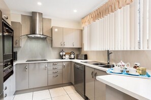 Townhome, 3 Bedrooms, 2 Bathrooms | Private kitchen